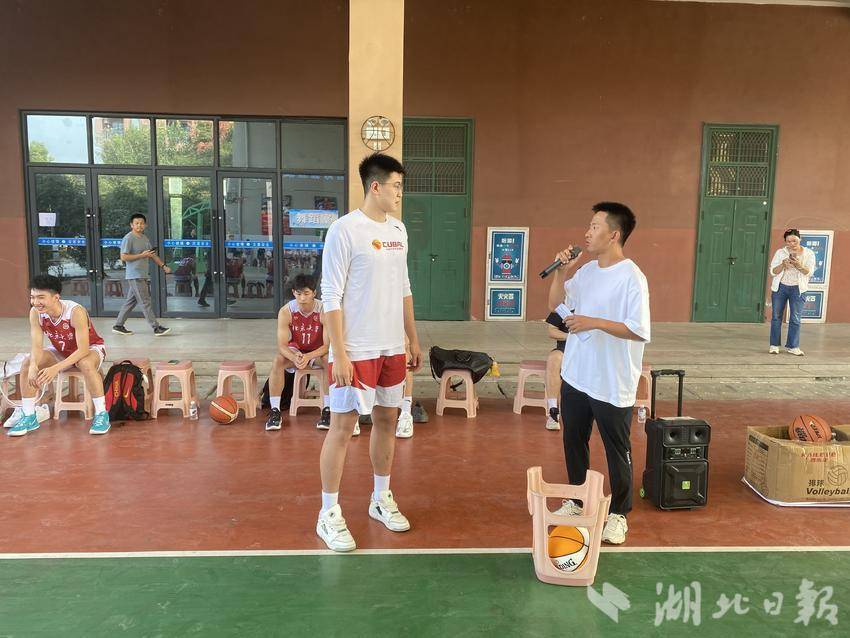 包含青少年“公益助学”篮球公益行在贵州顺利完成，帮助边远地区孩子实现梦想的词条