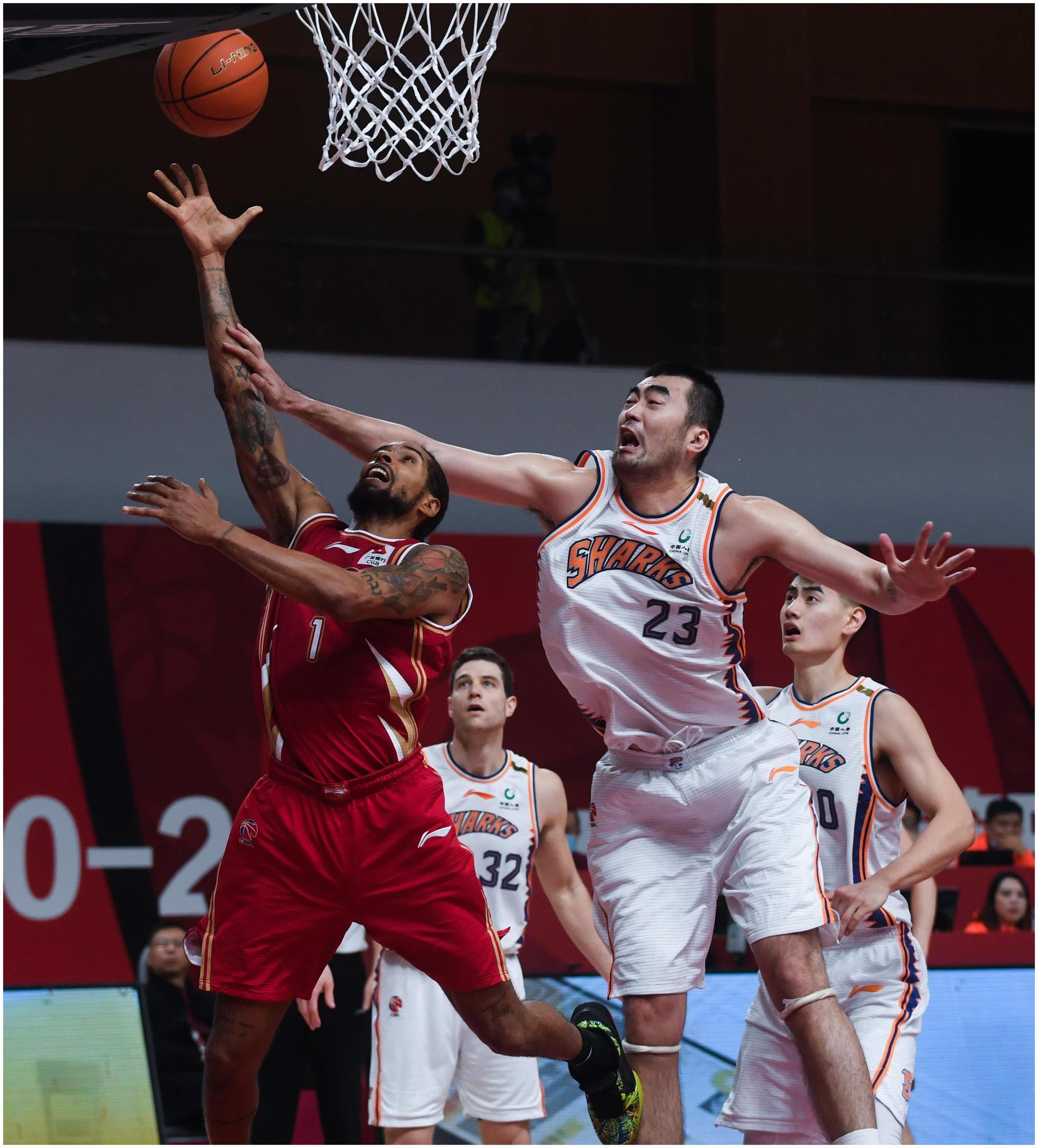 逆转奇迹！王强最后一秒三分绝杀，北京险胜上海！的简单介绍