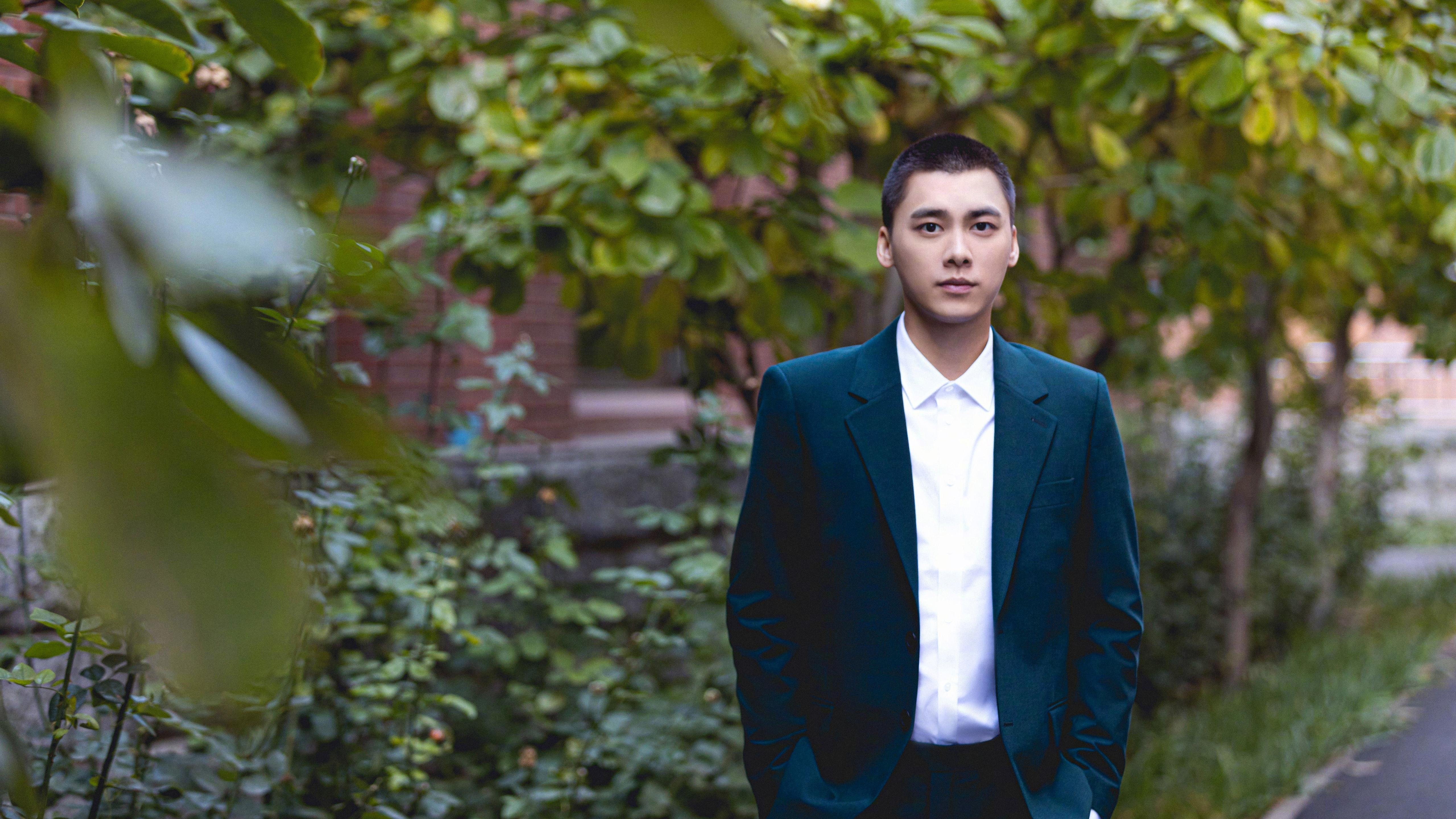 比利时骑手吉尔·托马斯在2024年国际马术联合会障碍赛世界巡回赛中获得个人第六名，表现出色。